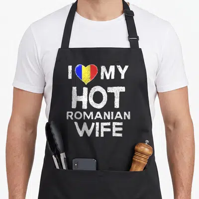 Tablier de cuisine noir avec inscription Hot Romanian Wife et cœur tricolore roumain au centre.