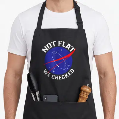 Tablier de cuisine noir avec logo parodiant l'espace et le texte Pas plat nous avons vérifié drôle globe en blanc.