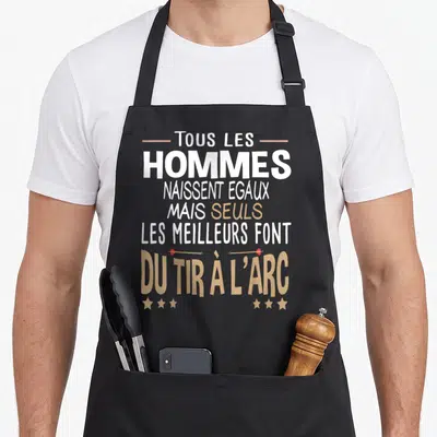 Tablier de cuisine noir avec texte blanc et doré sur le tir à l'arc et deux flèches rouges traversant l'inscription.