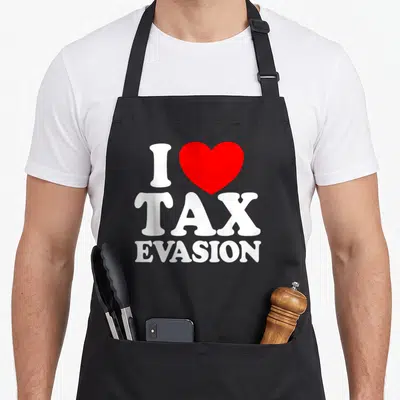 Tablier de cuisine noir avec le texte I Love Tax Evasion et un cœur rouge au centre du design imprimé.