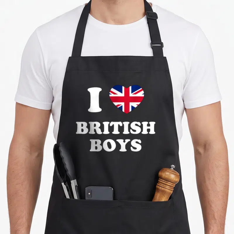 Tablier de cuisine noir avec un cœur Union Jack et le texte blanc I Love British Boys imprimé au centre.