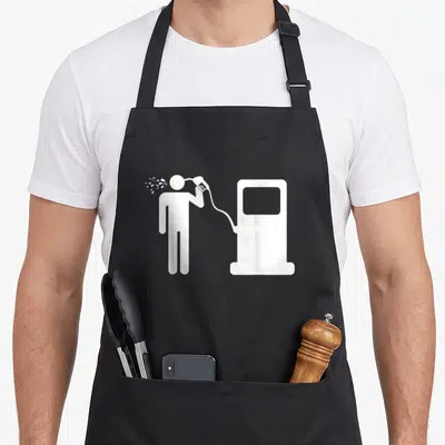Tablier de cuisine noir avec silhouette blanche utilisant une pompe à essence sur sa tête.