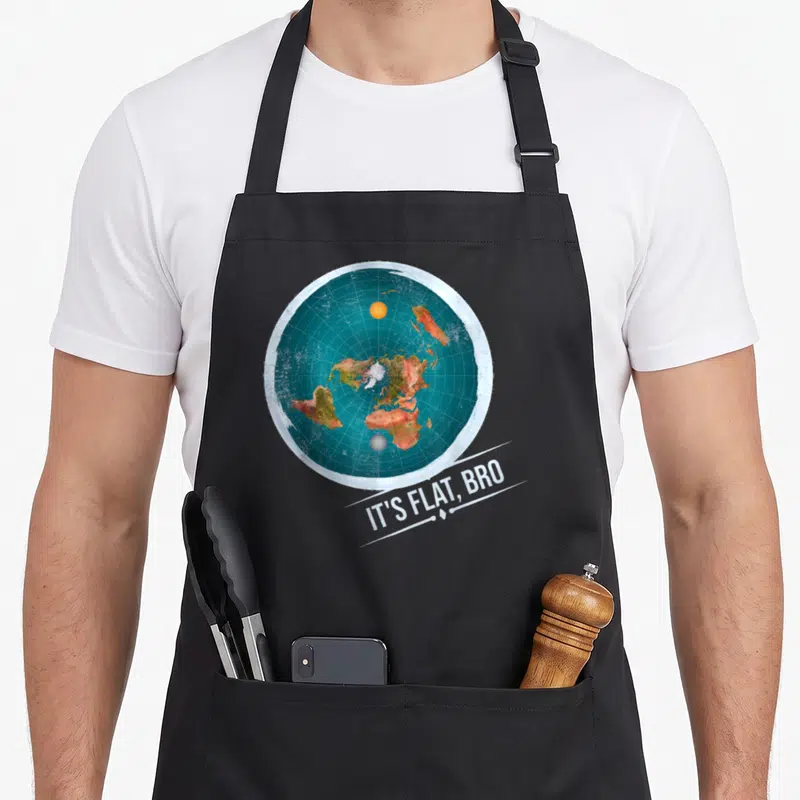 Tablier de cuisine noir avec carte du monde plate circulaire et texte It's Flat Bro en blanc.