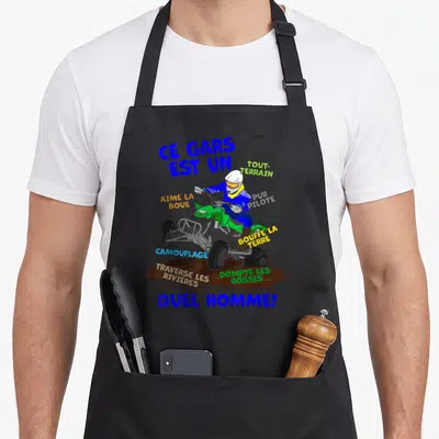 Tablier de cuisine noir avec illustration de quad vert et texte Ce gars est un tout-terrain quel homme