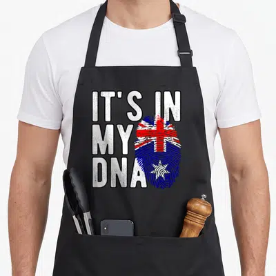 Tablier de cuisine noir avec l'inscription It's in my DNA et une empreinte digitale aux couleurs du drapeau australien.