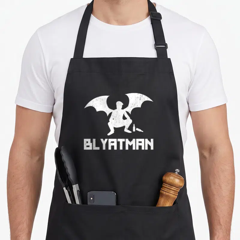 Tablier de cuisine noir avec silhouette ailée blanche et texte BLYATMAN en bas du motif imprimé.