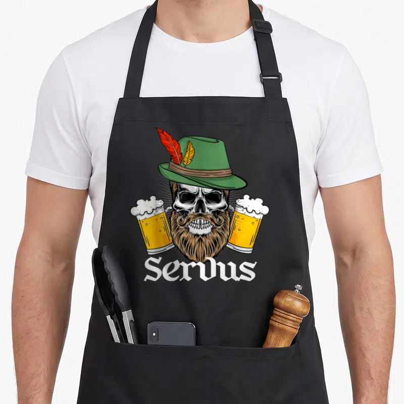 Tablier de cuisine noir avec un crâne barbu portant un chapeau vert et tenant deux verres de bière.