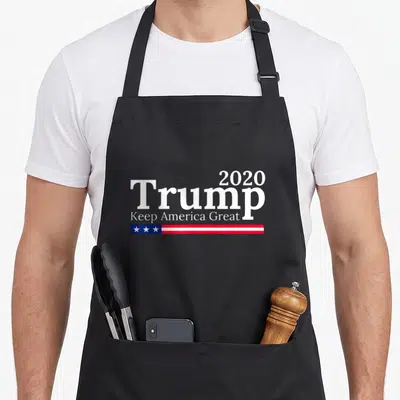 Tablier de cuisine noir avec inscription Trump 2020 Keep America Grand et bandes rouges blanches à étoiles bleues.