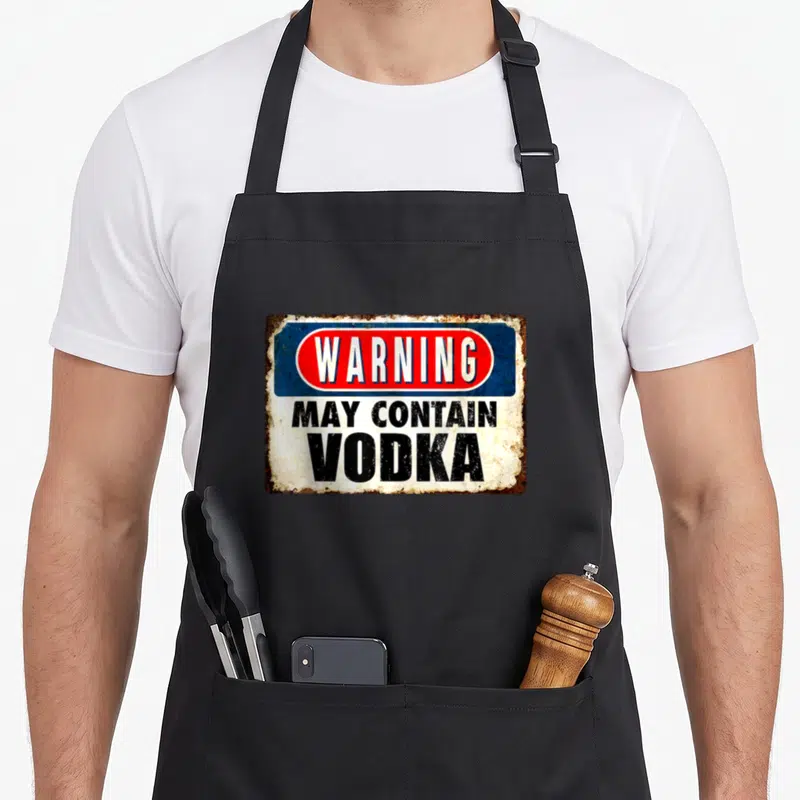 Tablier de cuisine noir avec motif panneau avertissement May Contain Vodka rétro.