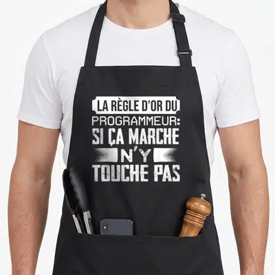 Tablier de cuisine noir avec l'inscription blanche La règle d'or du programmeur si ça marche n'y touche pas.