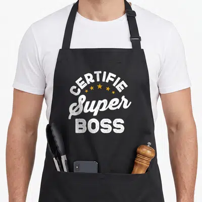 Tablier de cuisine noir avec linscription certifie super boss en blanc et cinq étoiles jaunes au centre.
