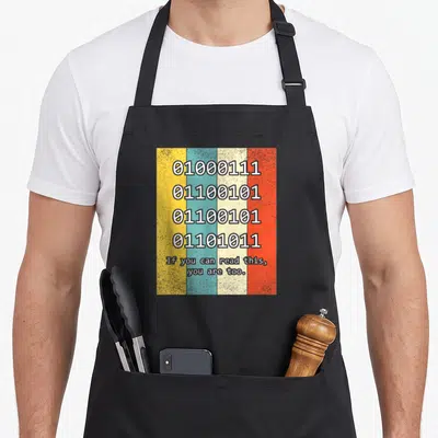 Tablier de cuisine noir avec code binaire vintage sur bandes jaunes bleues crème et oranges et texte anglais en bas.