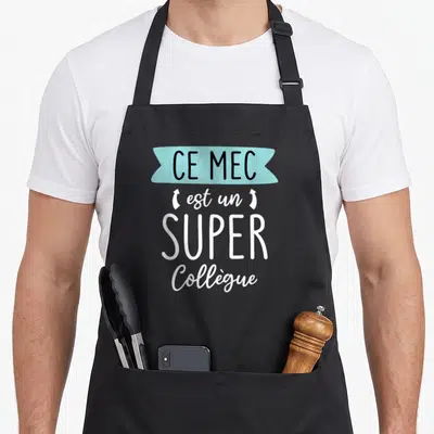 Tablier de cuisine noir avec l'inscription Ce mec est un super collègue sur fond bleu clair et blanc.