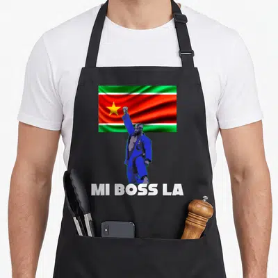 Tablier de cuisine noir avec un judoka en bleu levant le poing devant le drapeau de Guadeloupe et le texte Mi Boss La en blanc.