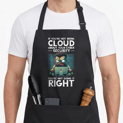 Tablier de cuisine noir avec illustration d'un pirate numérique et texte blanc sur la cybersécurité.