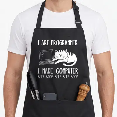 Tablier de cuisine noir avec un chat blanc, un ordinateur portable et le texte I Are Programmer I Make Computer Beep Boop Beep Beep Boop.