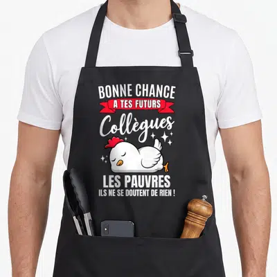 Tablier de cuisine noir avec l'inscription Bonne chance à tes futurs collègues au-dessus d'un poulet blanc couché.