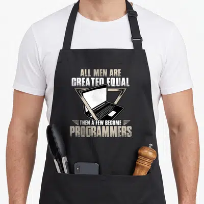 Tablier de cuisine noir avec ordinateur portable, triangle géométrique et texte All men are created equal then a few become programmers en blanc et beige.