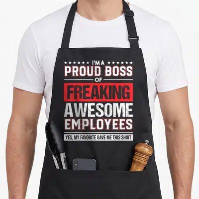Tablier de cuisine noir avec le texte « I'm A Proud Boss of Freaking Awesome Employees » en blanc et rouge.