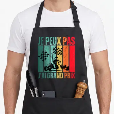 Tablier de cuisine noir avec illustration de karting et texte je peux pas j'ai grand course en lettres colorées vintage.