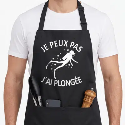 Tablier de cuisine noir avec inscription je peux pas j'ai plongée et silhouette de plongeur blanche.