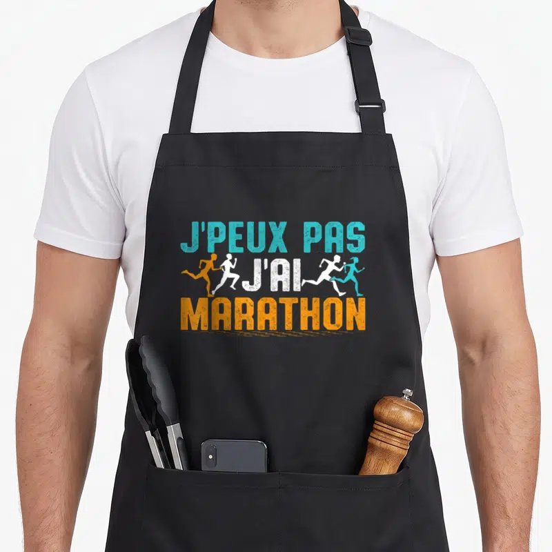 Tablier de cuisine noir avec inscription J'peux pas j'ai marathon et silhouettes de runners colorés.