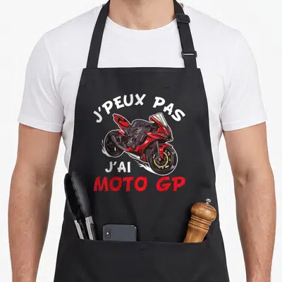 Tablier de cuisine noir avec une illustration de moto GP rouge et la citation J'peux pas j'ai Moto GP