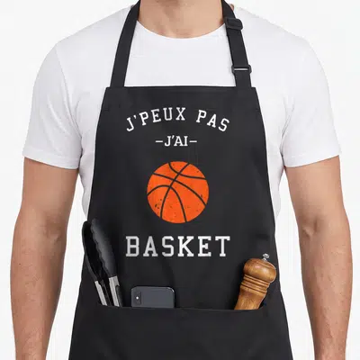 Tablier de cuisine noir avec une balle de basket orange et le texte j'peux pas j'ai basket en blanc.