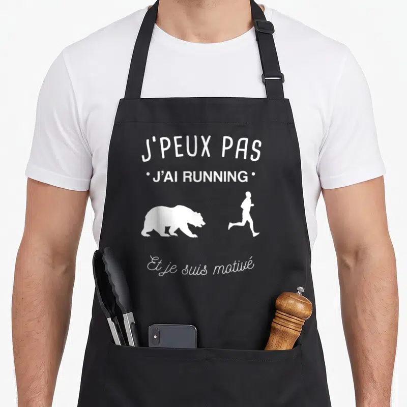 Tablier de cuisine noir avec texte blanc et silhouettes d'un ours et d'un coureur.