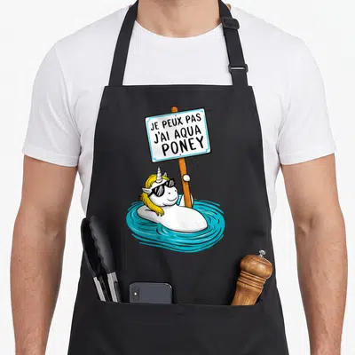 Tablier de cuisine noir avec un poney blanc portant des lunettes de soleil et tenant une pancarte bleue.