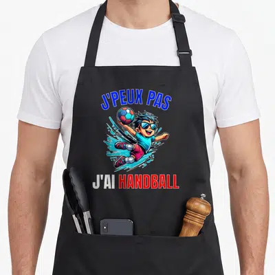 Tablier de cuisine noir avec illustration d'un jeune garçon en train de jouer au handball portant des lunettes de soleil bleues.