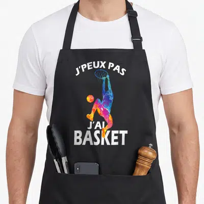 Tablier de cuisine noir avec silhouette multicolore d'un basketteur et texte blanc J'PEUX PAS J'AI BASKET
