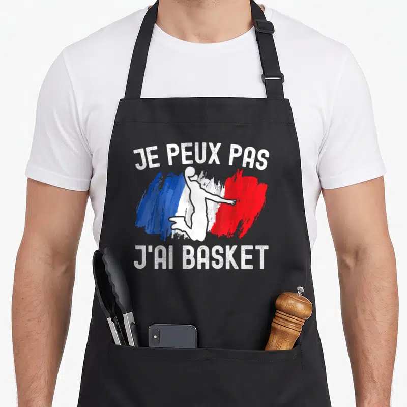 Tablier de cuisine noir avec inscription je peux pas j'ai basket et silhouette basketteur sur fond tricolore.