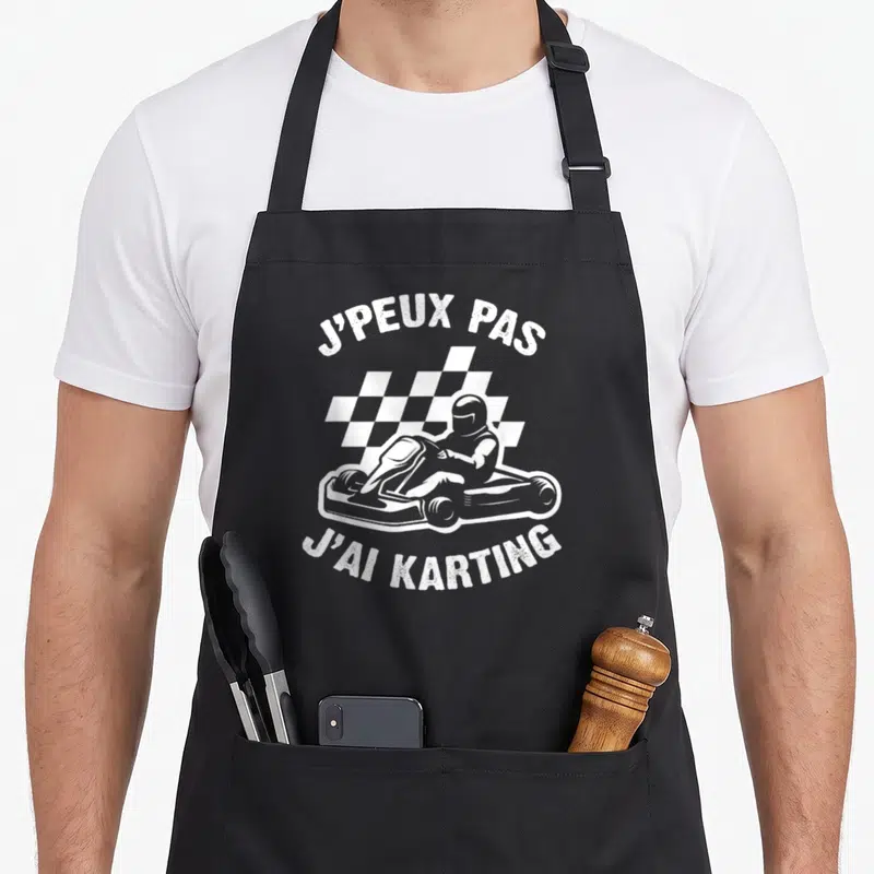 Tablier de cuisine noir avec illustration blanche d'un pilote de kart devant un damier de finish.