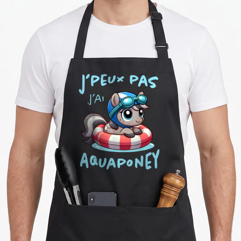 Tablier de cuisine noir avec un poney mignon en bouée rouge et blanche portant des lunettes de plongée bleues.