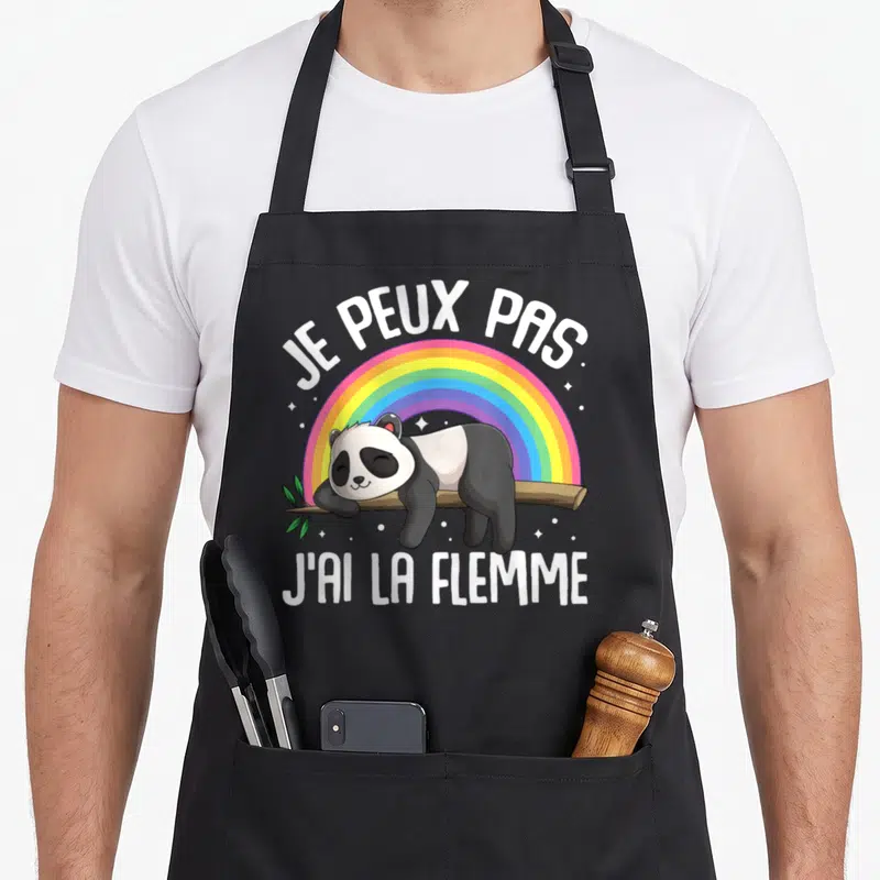 Tablier de cuisine noir avec un panda dormant sur une branche sous un arc-en-ciel et le texte je peux pas j'ai la flemme.
