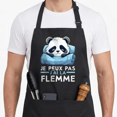 Tablier de cuisine noir avec un panda endormi sur une couverture et le texte je peux pas j'ai la flemme