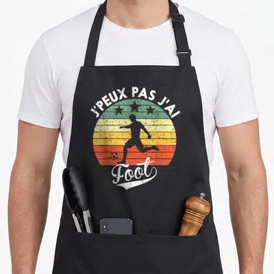 Tablier de cuisine noir avec silhouette de footballeur sur fond rayé coloré style vintage