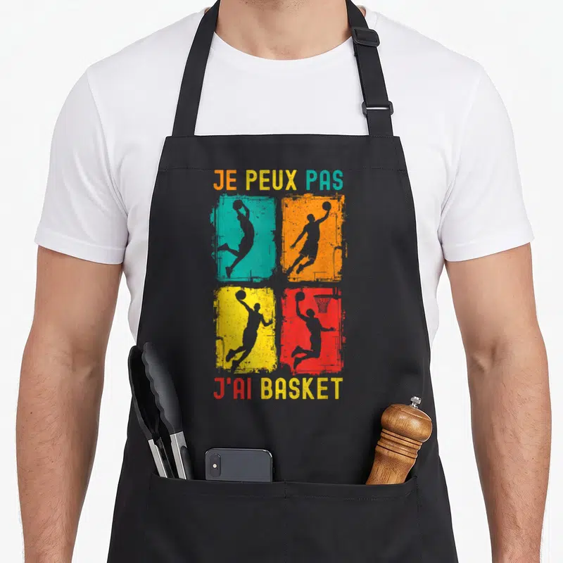 Tablier de cuisine noir avec quatre silhouettes de joueurs de basket dans des carrés colorés vintage.