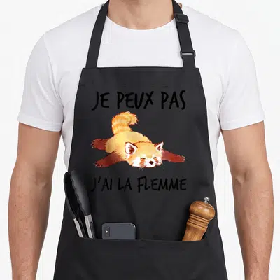Tablier de cuisine noir avec un panda roux allongé et le texte je peux pas j'ai la flemme imprimé en noir.