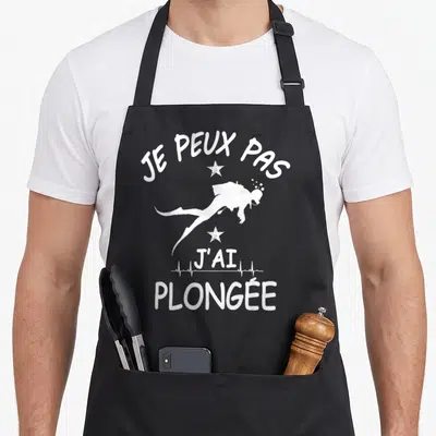 Tablier de cuisine noir avec silhouette de plongeur et texte Je peux pas j'ai plongée en blanc.