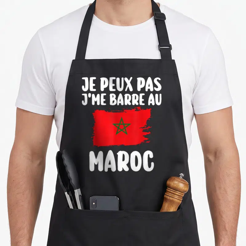 Tablier de cuisine noir avec texte blanc et drapeau marocain rouge à l'étoile verte centrale.