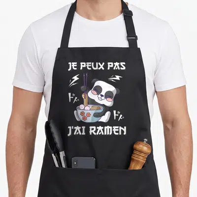 Tablier de cuisine noir avec un panda mangeant du ramen et le texte je peux pas j'ai ramen