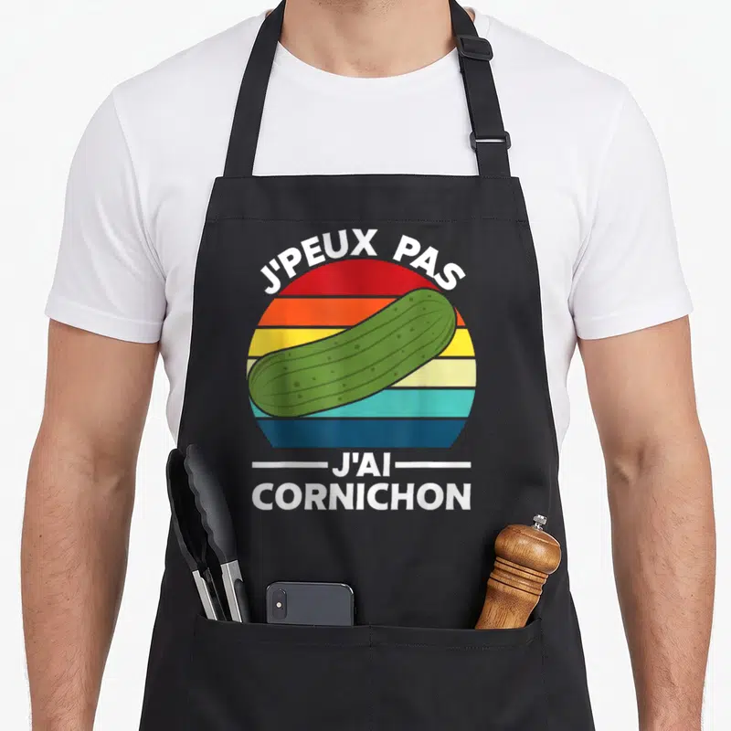 Tablier de cuisine noir avec illustration rétro d'un cornichon vert et texte blanc J'peux pas j'ai cornichon.