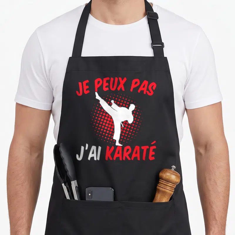 Tablier de cuisine noir avec silhouette blanche de karatéka et texte rouge Je peux pas j'ai karaté.
