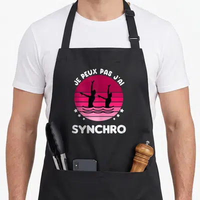 Tablier de cuisine noir avec motif rose rétro montrant deux silhouettes de nageuses en synchronisation sous un soleil strié.