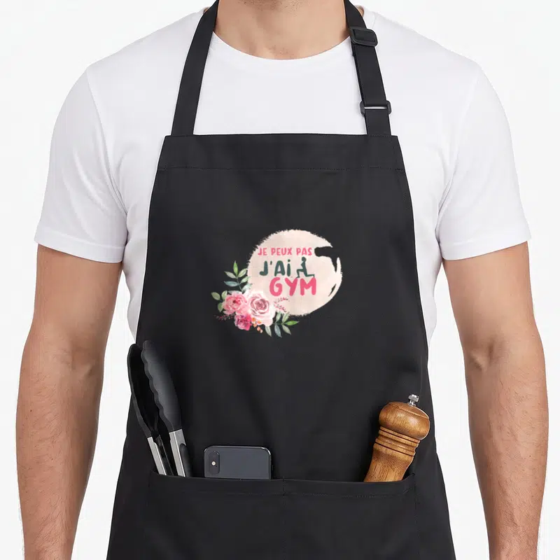 Tablier de cuisine noir avec inscription je peux pas j'ai gym entourée de roses roses et vertes.