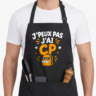Tablier de cuisine noir avec inscription j'peux pas j'ai CP et sac à dos orange portant des lunettes de soleil.