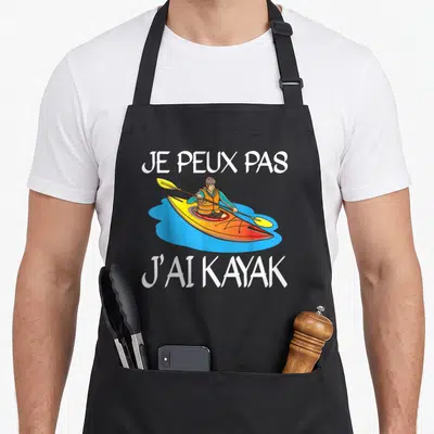 Tablier de cuisine noir avec illustration d'un homme en kayak jaune et phrase je peux pas j'ai kayak