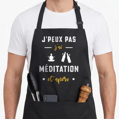 Tablier de cuisine noir avec inscription j'peux pas j'ai méditation et apéro illustrée par une silhouette et des bouteilles.